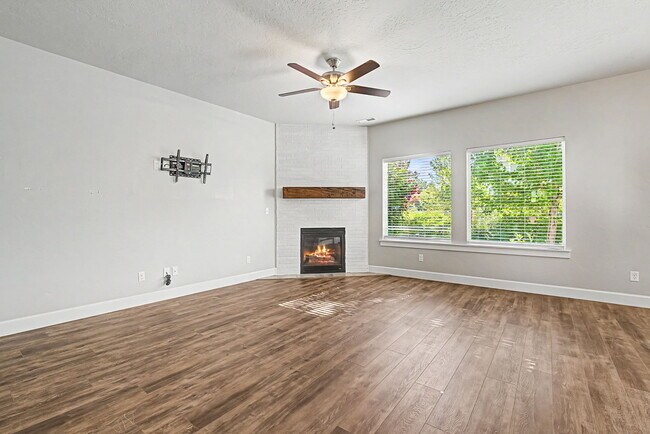 Building Photo - 5140 N Elmstone Ave