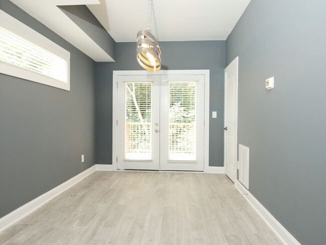 Building Photo - Look & Lease Brand New Lux Home