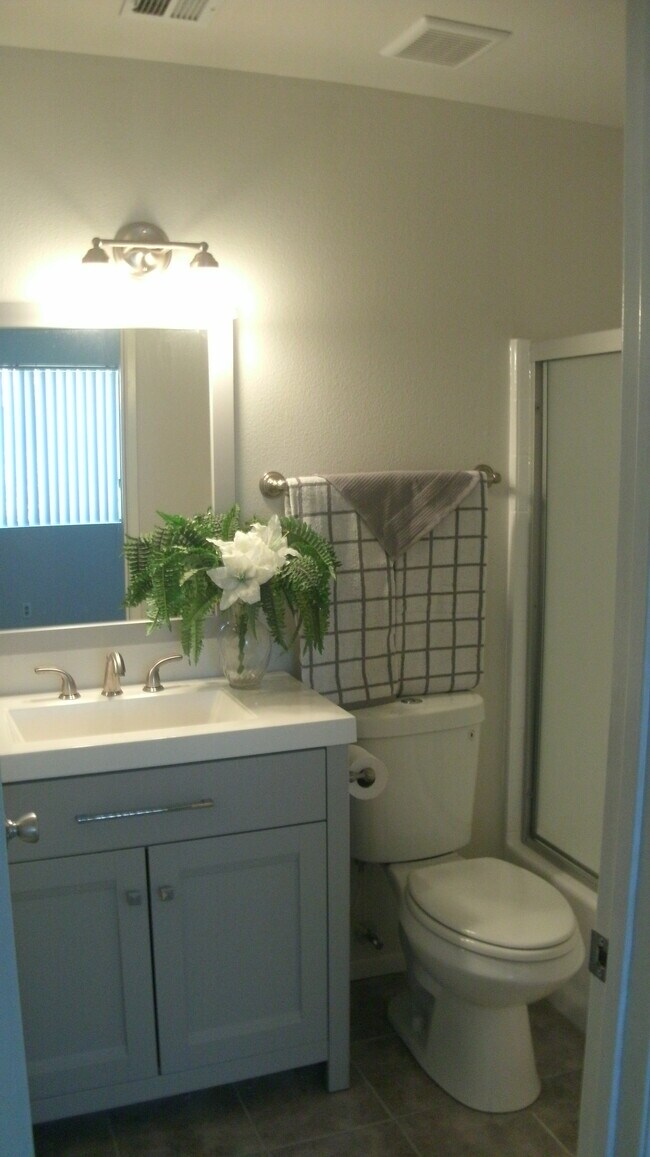 2nd BR Bath - 41590 Maroon Town Rd