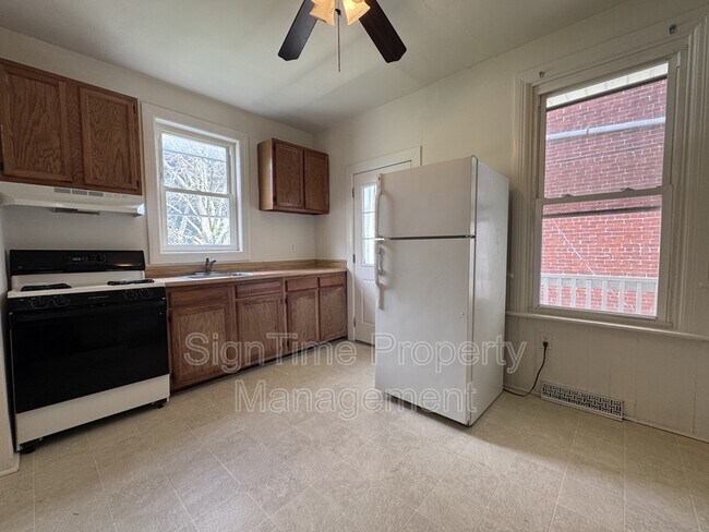 Building Photo - 627 N Mulberry St