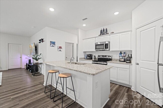 Building Photo - 144 Babbling Brk Dr