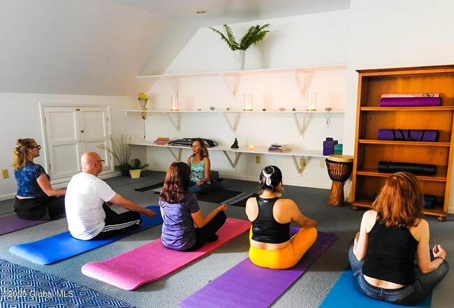 Building Photo - 147 Rock City Rd