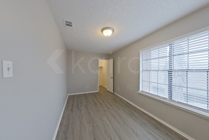 Building Photo - 822 Courtenay Pl