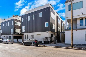 Building Photo - ROOFTOP DECK + spacious END UNIT townhome in Berkeley Neighborhood!