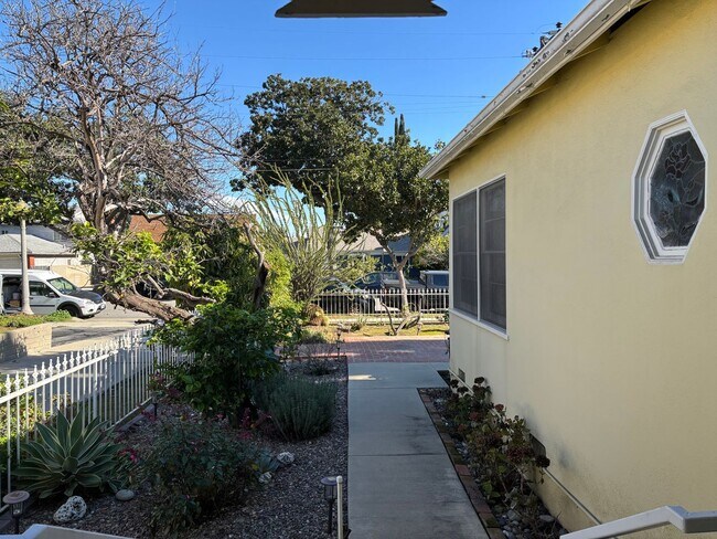 Building Photo - 2nd St., 829-831