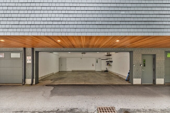 Building Photo - 618 E 2nd St