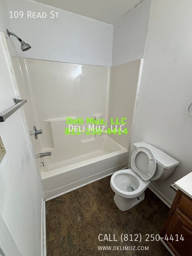 Building Photo - 109 Read St