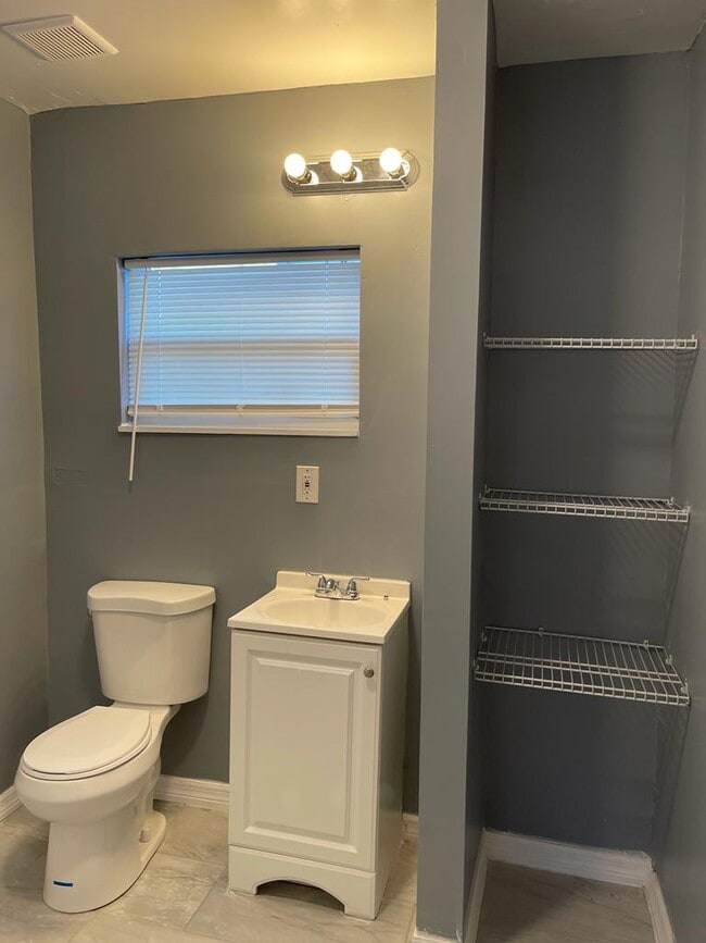 Building Photo - 2524 Hiland St