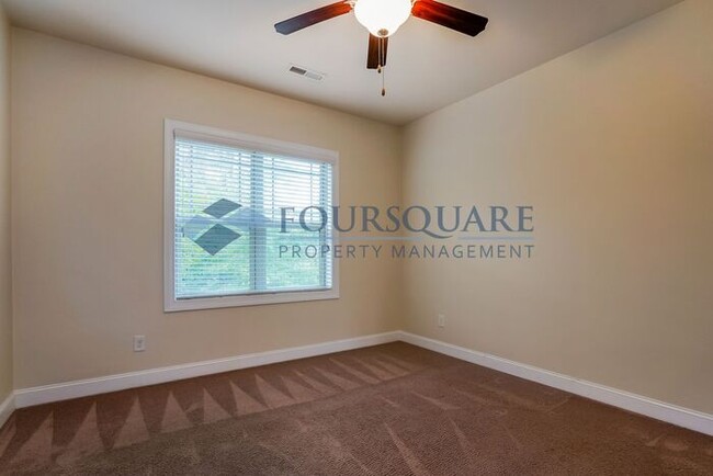 Building Photo - Townhome | Washer /Dryer Included | Enclos...