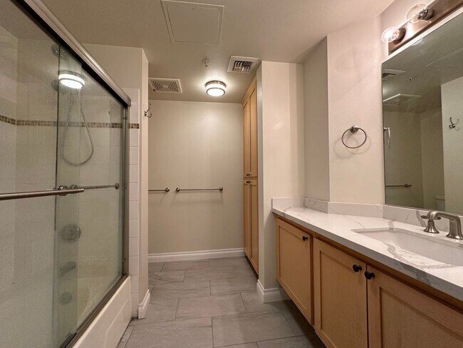 Building Photo - Beautiful Laurel Bay Condo Across from Balboa Park