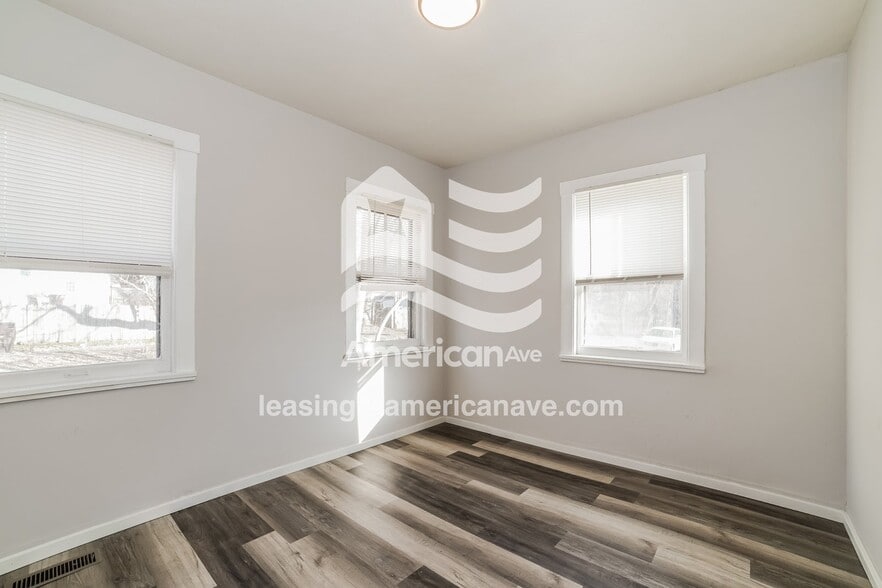 Building Photo - 717 E La Salle St