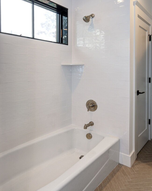 Building Photo - 20 E Redman Ave