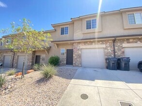 Building Photo - DARLING TOWNHOME AVAILABLE FOR RENT!