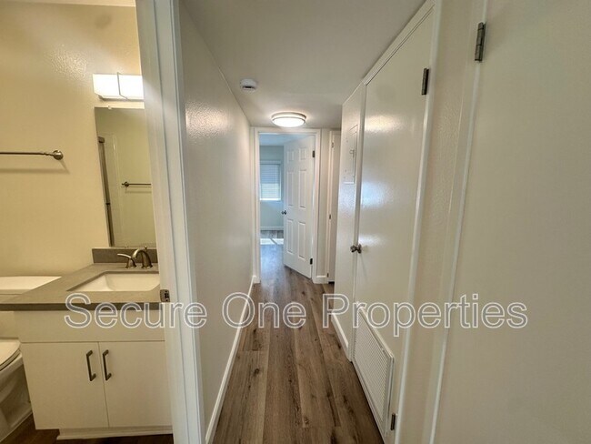 Building Photo - 2869 Instone Ct