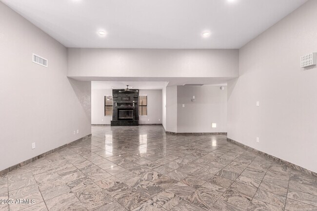 Building Photo - 16220 N 40th Ln