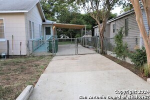 Building Photo - 1135 Gladstone Ave
