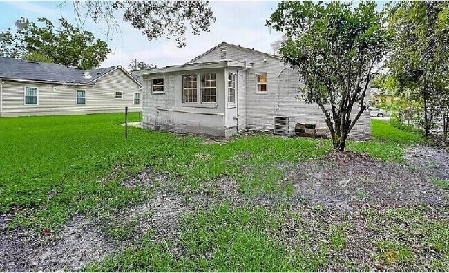 Building Photo - 1718 Mc Millan St