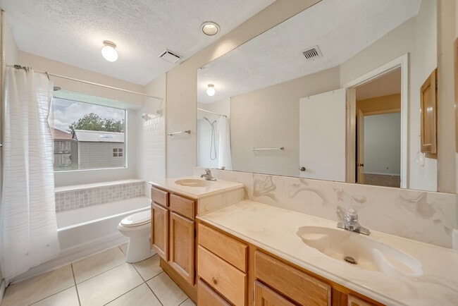 Building Photo - 3812 Redbud Dr