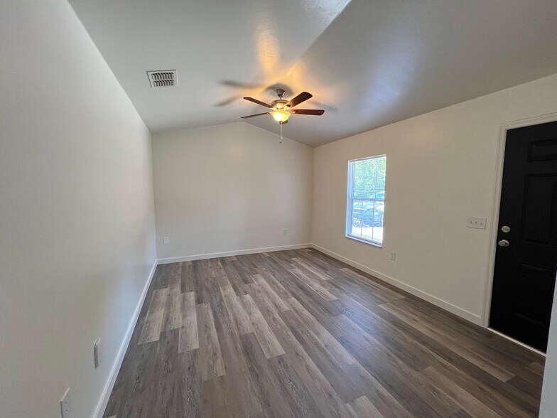 Building Photo - 1427 N Paris St