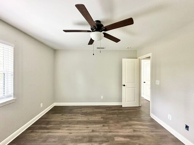 Building Photo - Available Now! Recently Remodeled 2 Bedroo...