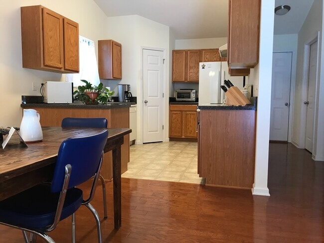 Building Photo - One Level 3BR/ 2BA, 2 Car Garage