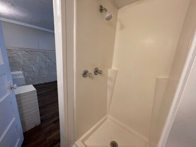 Building Photo - Cozy 1 Bedroom 1 Bath  Downstairs Unit Rea...