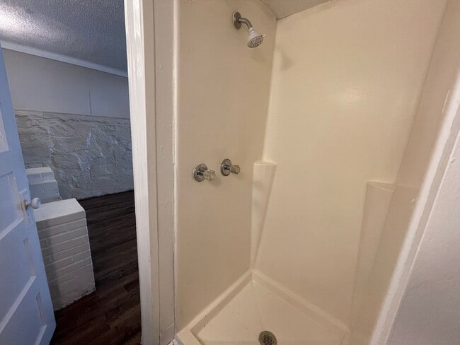 Building Photo - ((FREE RENT)) Cozy 1 Bedroom 1 Bath  Downs...