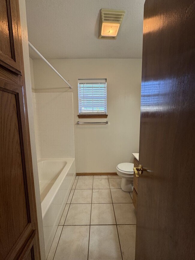 Building Photo - (3) Bed/(2) Bath in NE Norman w/ Safe Room!
