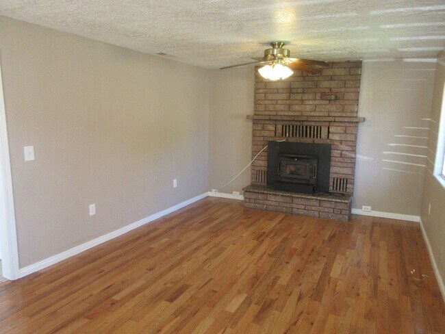 Building Photo - 4 bedroom, 2 bathroom apartment