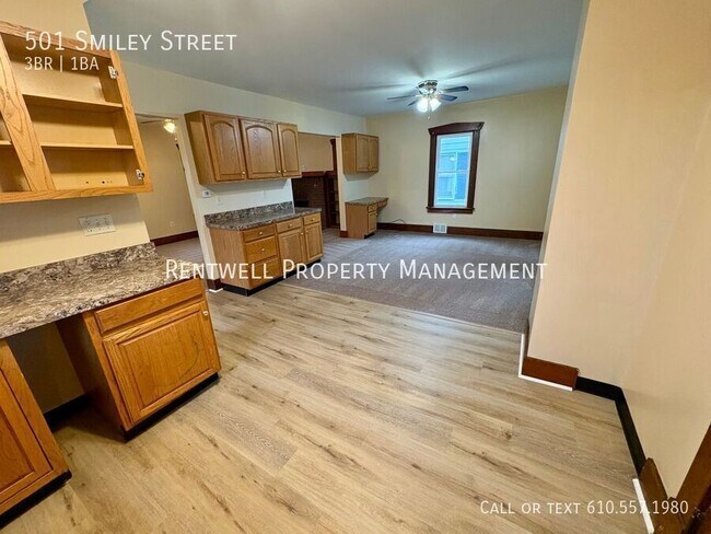 Building Photo - 501 Smiley St