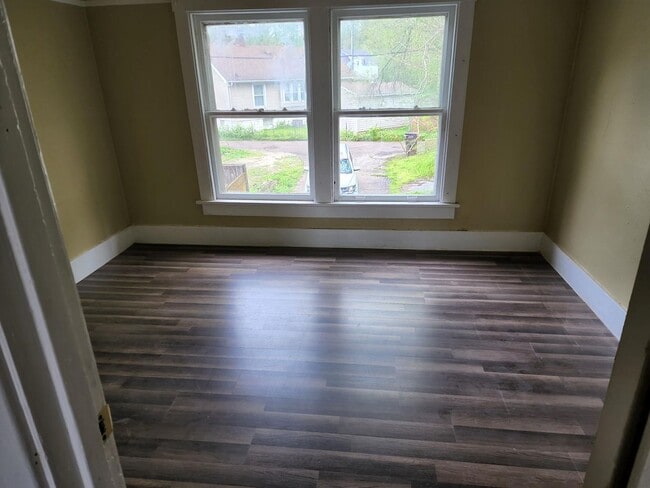 Building Photo - Newly remodeled 2 bedroom, 1.5 bathroom House
