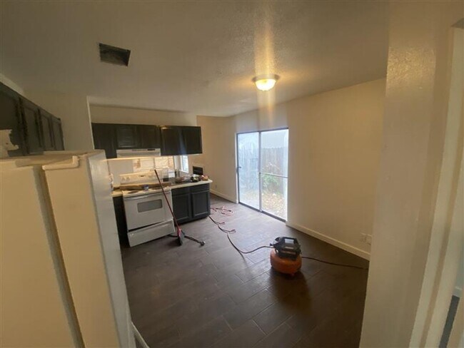 Building Photo - Spacious 3/2 duplex with a garage