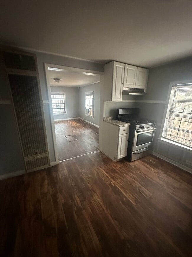 Building Photo - Charming 3 bedroom 1 bath with a huge workshop!