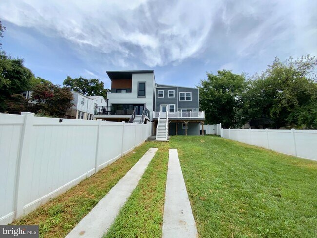 Building Photo - 1318 Ingraham St NW