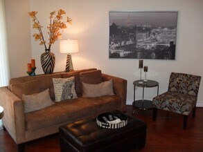 Building Photo - Meridian - Luxury 1Bdr/Bath Fully Furnishe...