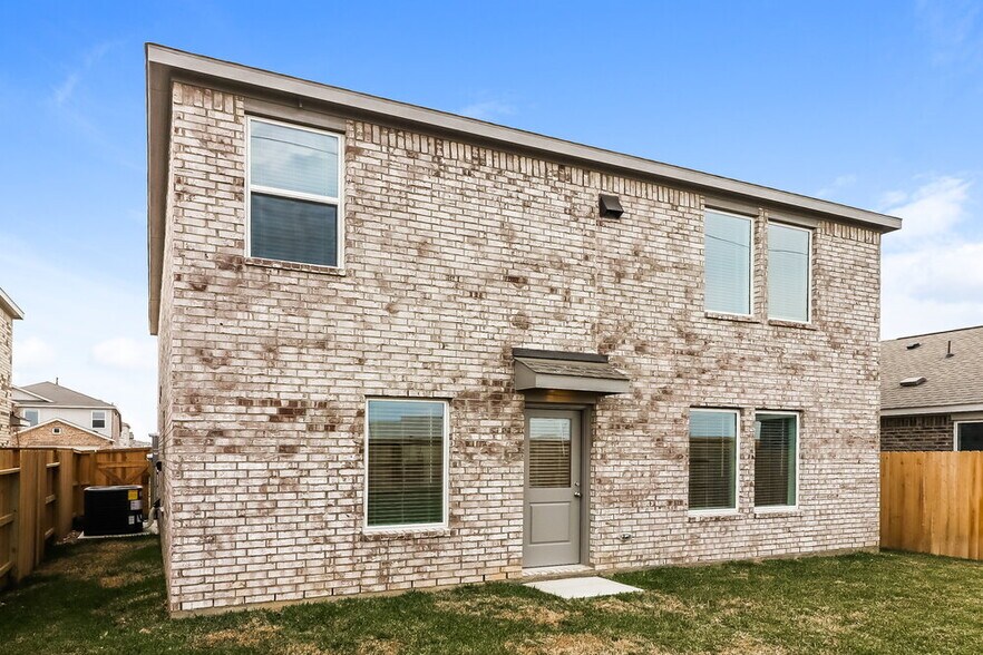 Building Photo - 16730 Old Wagon Wy