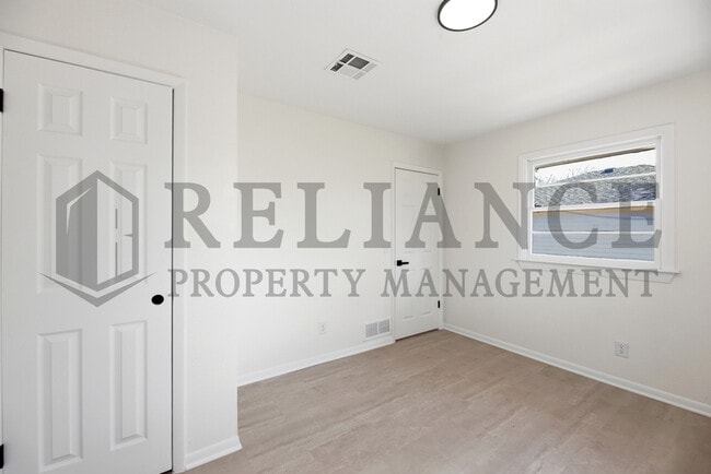 Building Photo - 941 W Hazel St