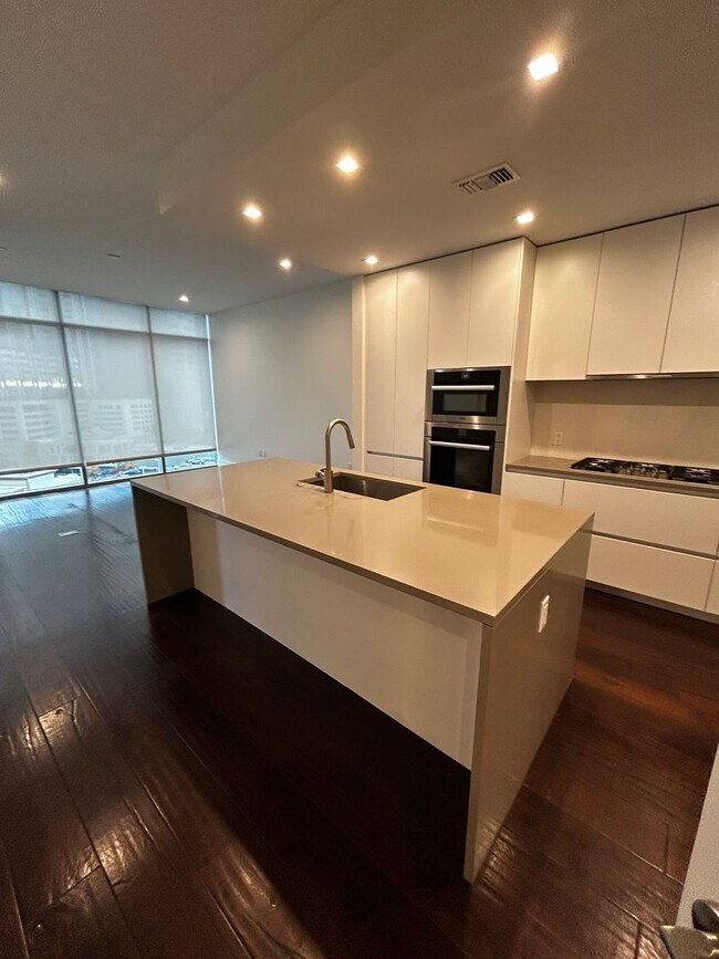 Building Photo - Spacious 930 SF Luxury Condo | Fifth & West | Market District