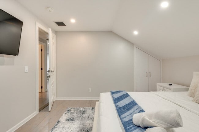 Building Photo - 2135 Rosemont Dr