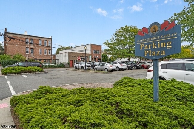 Building Photo - 396 Bloomfield Ave