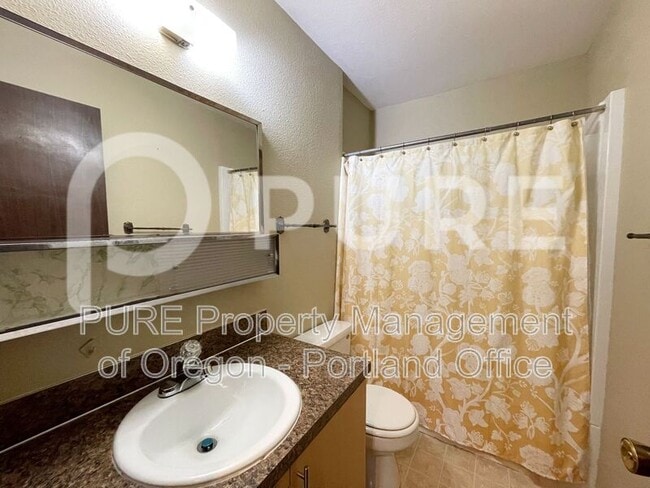 Building Photo - 527 NE 63rd Ave