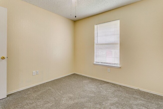 Building Photo - Excellent 3 Bedroom 2 Bath with many featu...