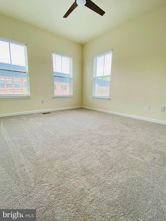 Building Photo - Stylish Townhome Living in Desirable Ashburn Community