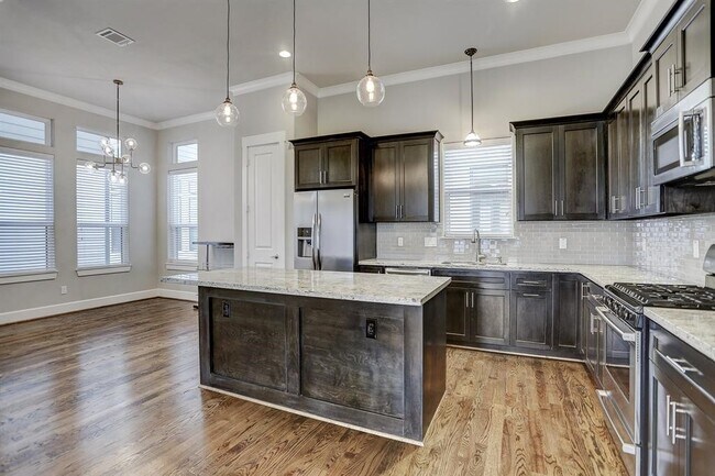 Building Photo - 1057 W 25th St