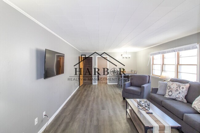 Building Photo - 5th Avenue SE Duplex