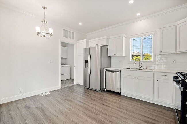 Building Photo - 517 Calabasas Rd