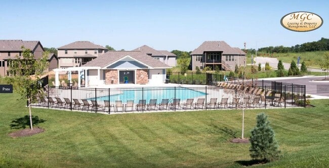 Building Photo - EAGLE CREEK LUXURY TOWNHOME READY FOR YOUR...