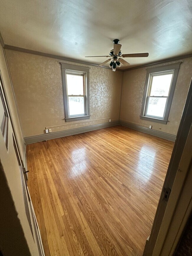 Building Photo - 1100 E Corrington Ave