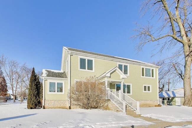 Building Photo - 229 N Myrtle Ave