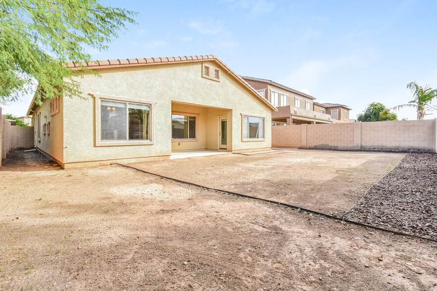 Building Photo - 15629 W MacKenzie Dr